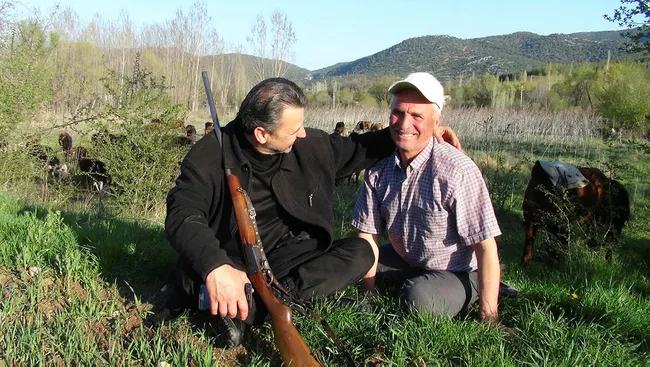 Türkiye’ye yatırım için gelen ve koronavirüs nedeniyle Fransa’ya dönemeyen adam omzunda tüfekle hayvan otlatıyor - 2