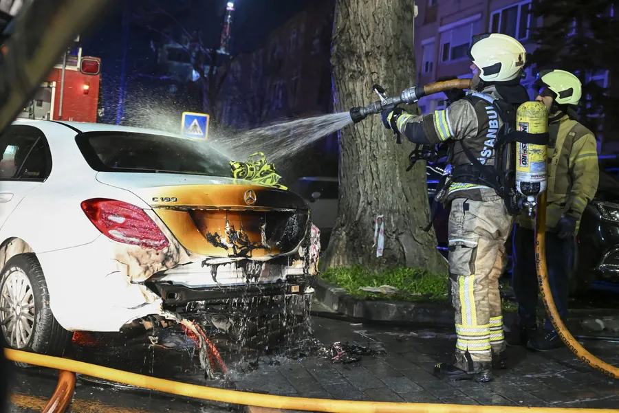 Beşiktaş'ta oto kiralama şirketinde yangın; 15 lüks araç yandı - 1