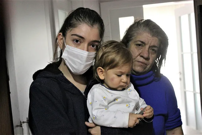 Bursa'da kadın kucağındaki bebekle 20 köpeğin saldırısına uğradı - 1