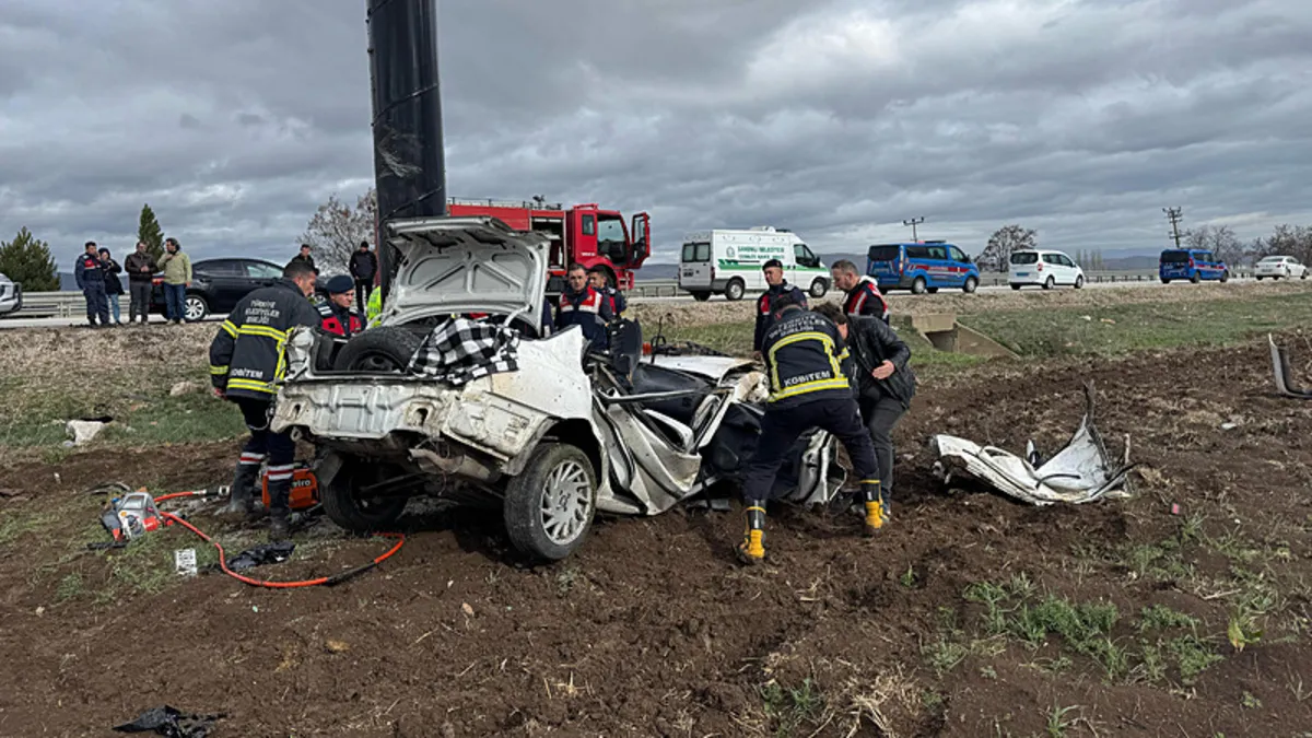 Afyonkarahisar'da reklam direğine çarpan araçta bir kişi hayatını kaybetti