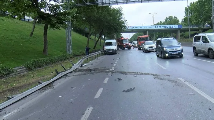 1716616255378.jpeg İşçi servisine çarptı yola yan yattı: 5 yaralı - 2