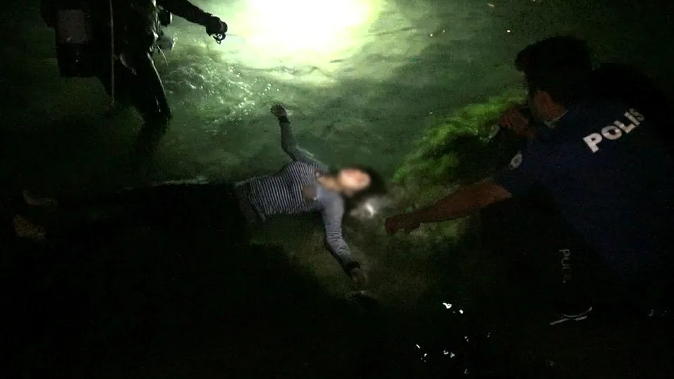 İstanbul Silivri'de hareketli anlar! Polisin dikkati genç kızı kurtardı