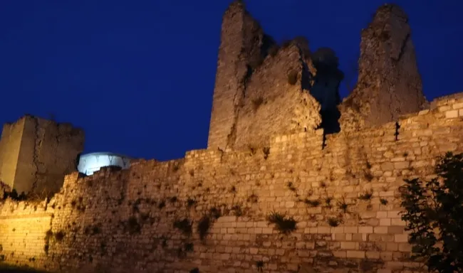 İstanbul'daki şiddetli depremde tarihi surlar da zarar gördü - 2