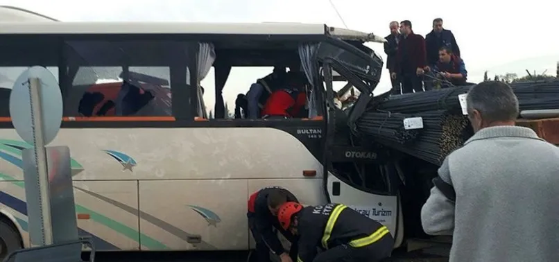 Gebze'de işçi servisi TIR'a çarptı: 14 yaralı!