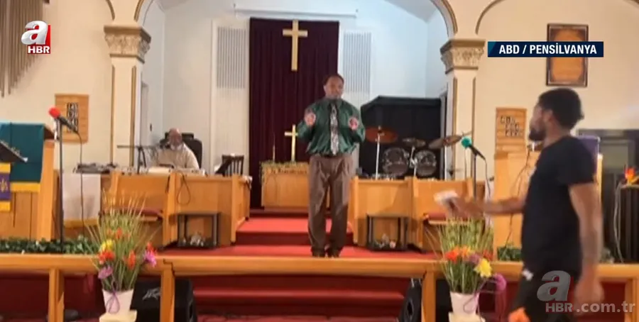 Kilisede canlı yayınlanan ayinde silahlı dehşet | "Bunu yapmamı Tanrı söyledi" dedi! Papaza gülümseyip... 1