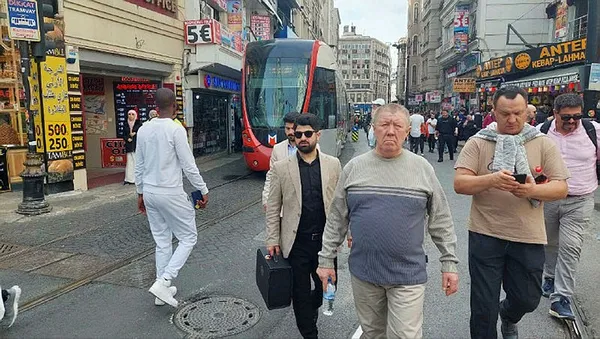 İstanbul'un toplu taşıma çilesi bitmek bilmiyor! Sirkeci'de tramvay raydan çıktı - 2