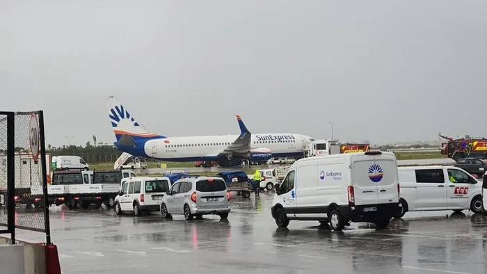 antalya-havalimaninda-panik-anlari-kalkis-oncesi-ucagin-tekerlekleri-cikti-1770990899316.jpeg Antalya Havalimanı'nda panik anları: Kalkış öncesi uçağın tekerlekleri çıktı - 1