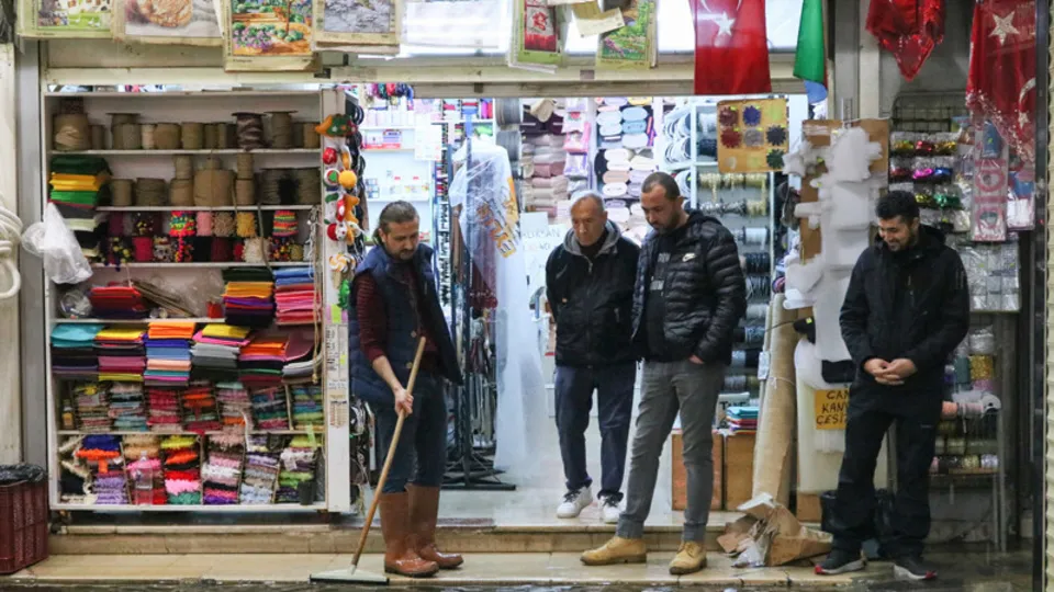 İzmir’i sağanak vurdu! Bin dükkanın olduğu tarihi Kemeraltı Çarşısı su altında kaldı : Esnaf A Haber'e konuştu: Burası hep böyle