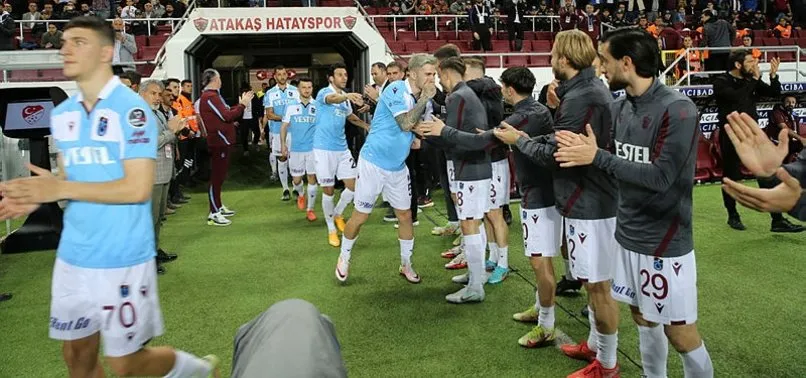 Hataysporlu oyuncular şampiyon Trabzonspor’u alkışladı! Dostluk kareleri...