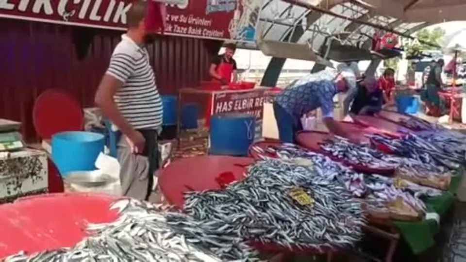 Vatandaşlar balık tezgahlarına akın etti