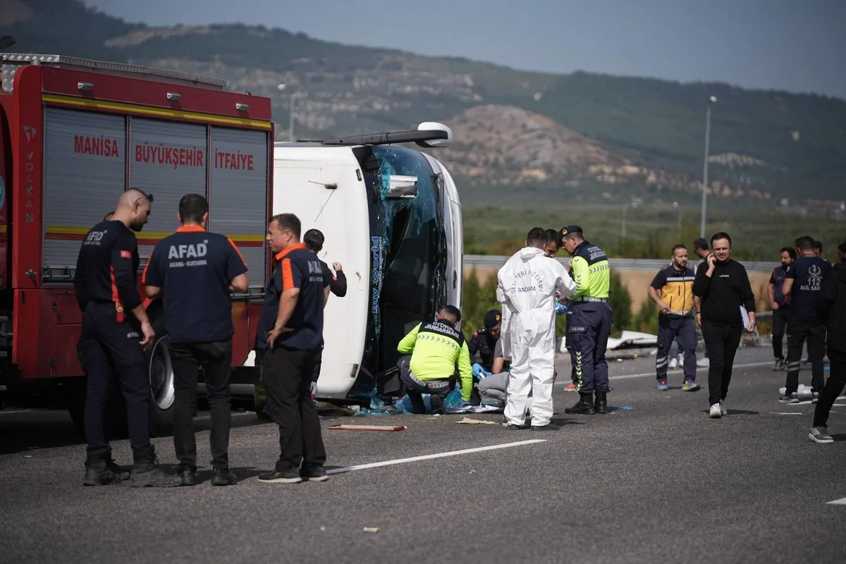 manisada-cekici-ile-tur-otobusu-carpisti-11-olu-27-yarali-iste-feci-kazanin-sebebi-1791719479440.jpeg Ekiplerin bölgedeki çalışmalar devam ediyor. (Fotoğraf: AA)