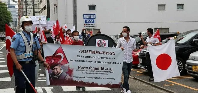 Japonya’da FETÖ’ye ait okulun önünde terör örgütü protestosu