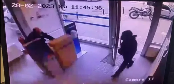 1677761229513.jpg Oyuncak tabancayla banka soygunu! O anların kaydı ortaya çıktı - 1