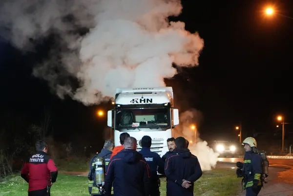 1702591624931.jpg Bolu’da Sodyum Alüminat tehlikesi! Yalova’dan Azerbaycan’a giden kimyasal yüklü tanker tepkimeye girdi - 1