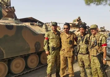 Türk askerini Cerablus'ta Türkmenler karşıladı!