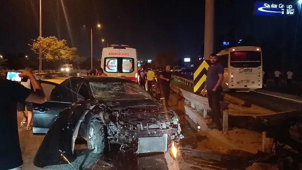 1692827559341.jpg Kocaeli'de otomobil bariyerlere çarptı! Belediye Başkan Yardımcısı Yaşar ölümden döndü - 1