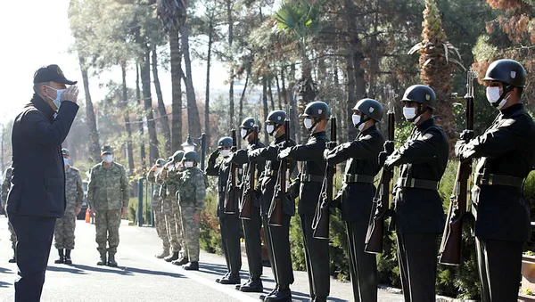 Son dakika: Milli Savunma Bakanı Akar ve komuta kademesi sınır birliklerini denetledi