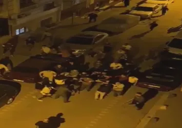 Eline sopayı alan koştu! Esenyurt'ta 'laf atma' kavgası