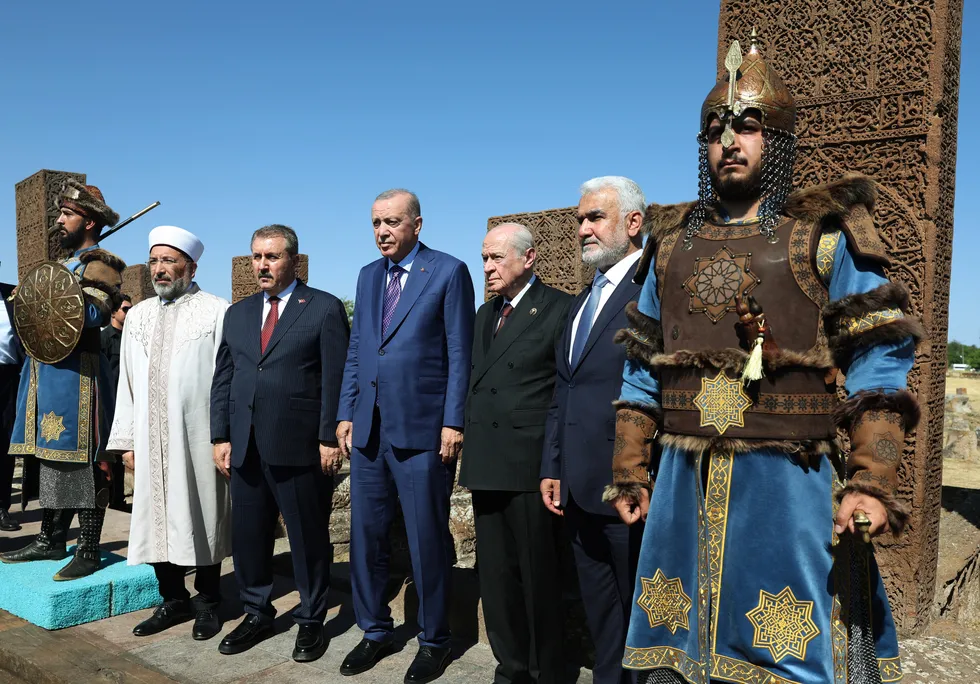 Ahlat'ta 955 yıllık gurur: Halk alana akın etti! Başkan Erdoğan ve Bahçeli'den Ahlat Selçuklu Kabristanı'na ziyaret - 8