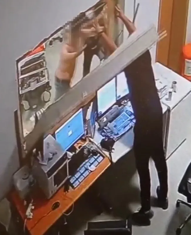 Son dakika: Hastanede dehşet: Tomografi odasını birbirine kattılar! Sağlık çalışanları kendilerini camlı odaya kilitledi - 4