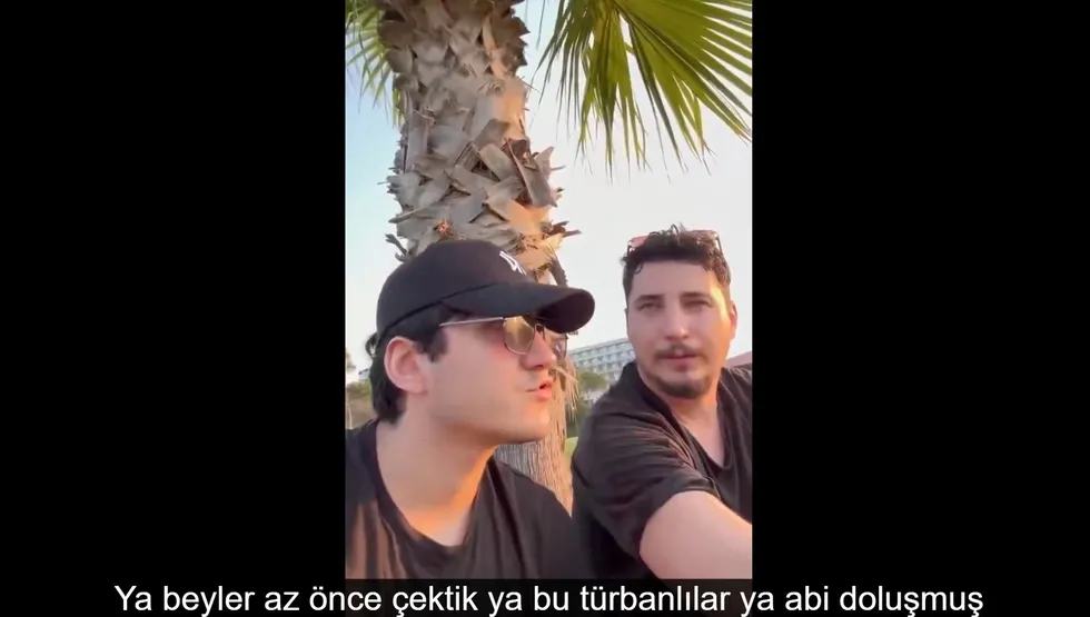 Antalya'da 28 Şubat zihniyeti hortladı! Plajdaki tesettürlü kadınları gizlice çekip hakaret ettiler - 1