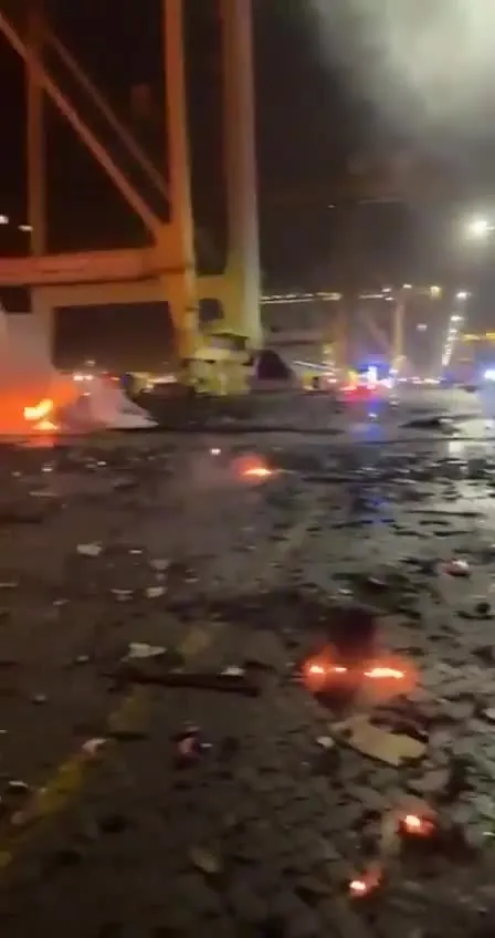 son-dakika-dubaide-buyuk-bir-patlama-sesleri-duyuldu-patlama-sonrasinda-yangin-cikti-1625691313822.jpg Son dakika: Dubai'de büyük bir patlama sesleri duyuldu! Patlama sonrasında yangın çıktı - 4