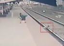 Korkunç anlar! Raylara düşen çocuk...