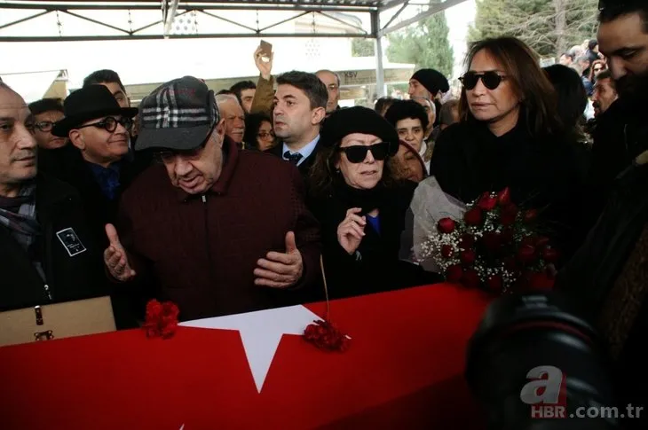 Ayşen Gruda'nın cenazesinden gözler Şener Şen'i aramıştı! Usta sanatçının o görüntüleri ortaya çıktı