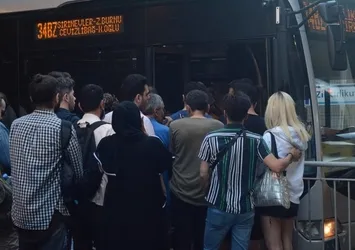 Metrobüs duraklarında yoğunluk!