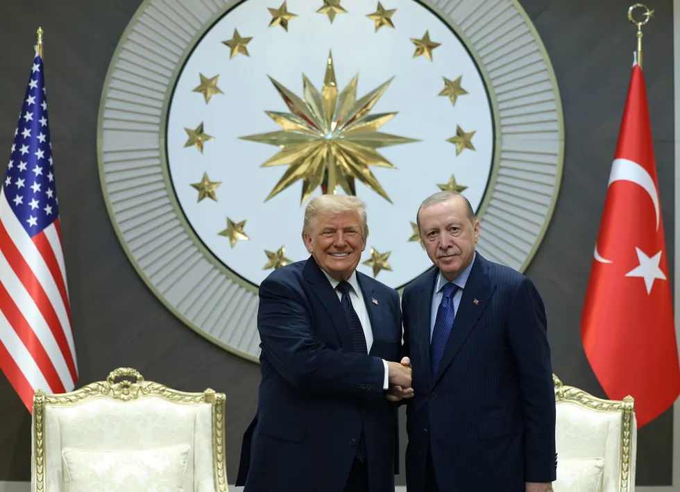baskan-erdogan-ve-trump-arasinda-samimi-pozlar-fox-newsten-dikkat-ceken-yorum-1783426669313.jpg Başkan Erdoğan ve Trump arasında samimi pozlar! Fox News'ten dikkat çeken yorum - 5