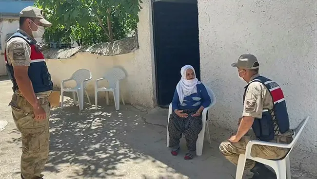 vicdansiz-dolandiricilar-elazigda-yasli-kadinin-cinayete-karismissin-diyerek-para-ve-altinlarini-aldilar-1622464994865.jpg Vicdansız dolandırıcılar! Elazığ’da yaşlı kadının, 'Cinayete karışmışsın' diyerek para ve altınlarını aldılar - 1