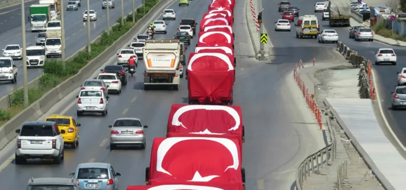 D-100'de Türk bayraklı kamyon konvoyu