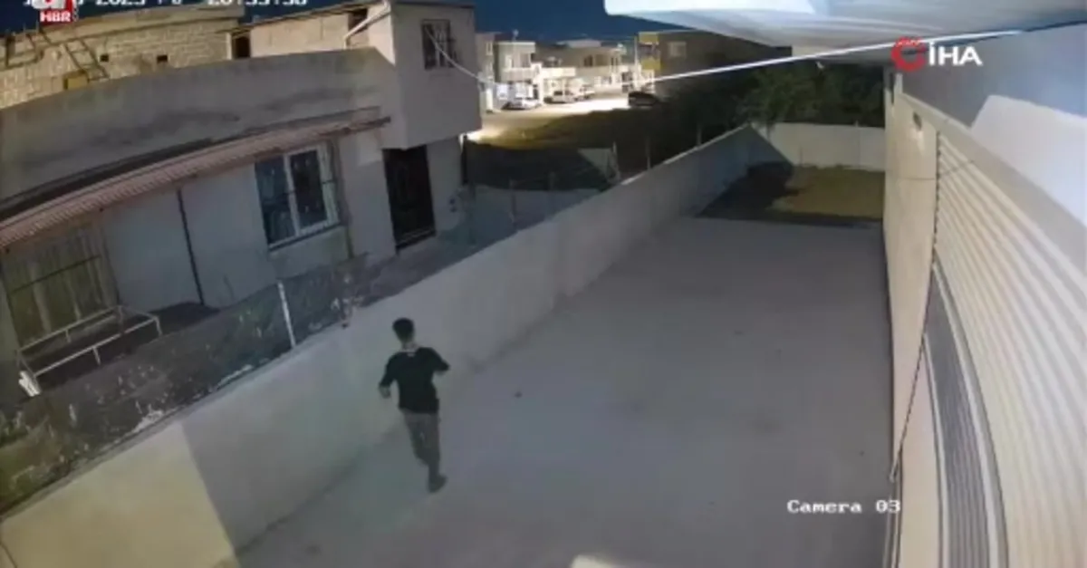 Çatıdan tırmanıp hırsızlık yaptı
