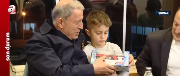 Milli Savunma Bakanı Hulusi Akar, Irak sınırının sıfır noktasında Mehmetçikle iftar yaptı - 7
