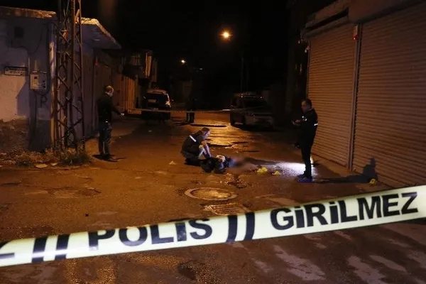 adanada-sokak-kana-bulandi-silahli-catismada-1-kisi-hayatini-kaybetti-1653027082665.jpg Adana’da sokak kana bulandı! Silahlı çatışmada 1 kişi hayatını kaybetti - 6