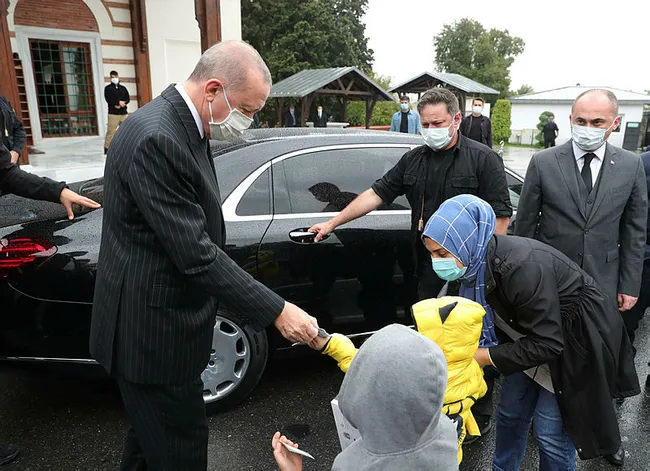 Son dakika: Başkan Erdoğan’dan Cuma namazı sonrası çocuklara hediye verdi