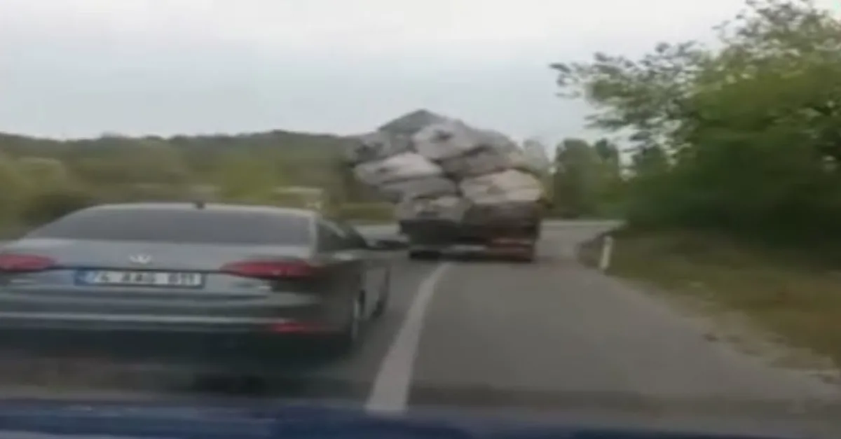 Yolda gören telefona sarıldı! O anlar kamerada