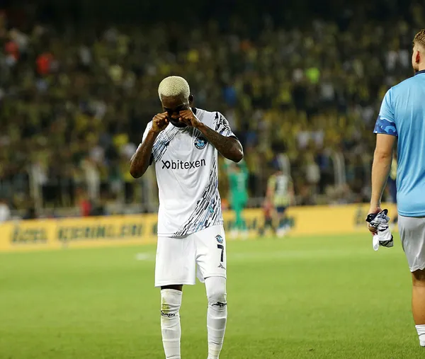 Younes Belhanda ve Henry Onyekuru Fenerbahçe tribünlerini çıldırttı! 4 yıldız ve ağlama hareketine büyük tepki...