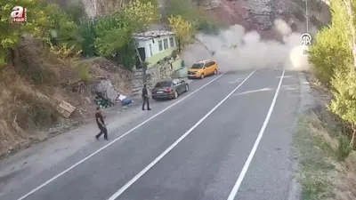 Kaya parçasının düşme anı kamerada