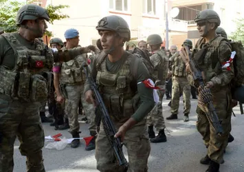 Asker ve polisler birbirlerini tanımak için flama taktı