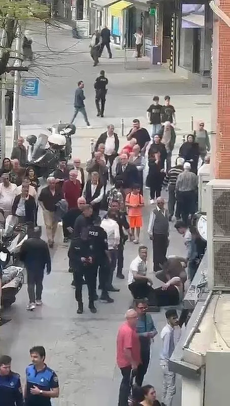kavga-eden-iki-esnafi-ayirmaya-calisirken-vuruldu-1713294640557.jpeg