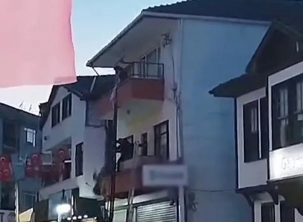 korku-dolu-anlar-2nci-kattan-dusen-down-sendromlu-zeynepi-havada-yakaladi-1708894720730.jpeg Korku dolu anlar! 2'nci kattan düşen down sendromlu Zeynep'i havada yakaladı - 2