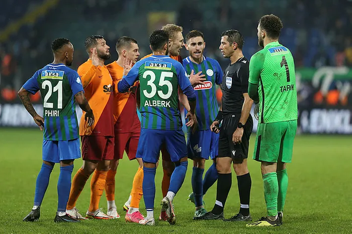 Çaykur Rizespor Galatasaray maçında gergin anlar! Ali Palabıyık sahadan polis eşliğinde çıktı