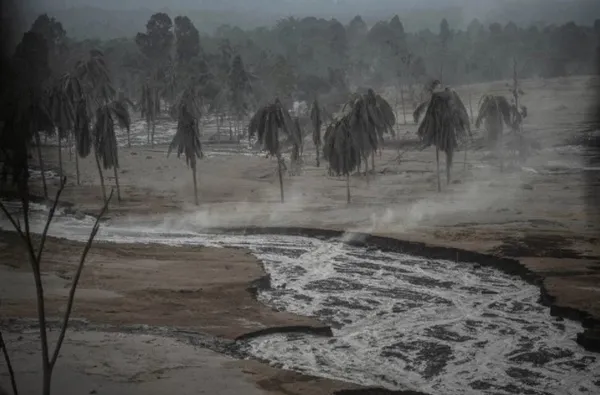 Endonezya’da yanardağ patladı! Ölü sayısı 14’e yükseldi köyler tahliye edildi