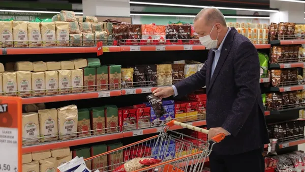 zincir-marketlerin-fiyat-oyunu-tuketici-federasyonu-baskani-aydin-agaoglu-3-liralik-elma-nasil-33-liraya-satil-1660600145640.jpg Zincir marketlerin 'fiyat' oyunu! Tüketici Federasyonu Başkanı Aydın Ağaoğlu: 3 liralık elma nasıl 33 liraya satılır? Bunun izahı yok! - 1