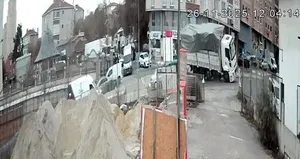 Esenyurt’ta yükü kayan kamyon devrildi