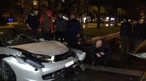 1610829424715.jpg 4 milyon TL'lik otomobil hurdaya döndü! Araçtaki iki kişi yaralandı - 1