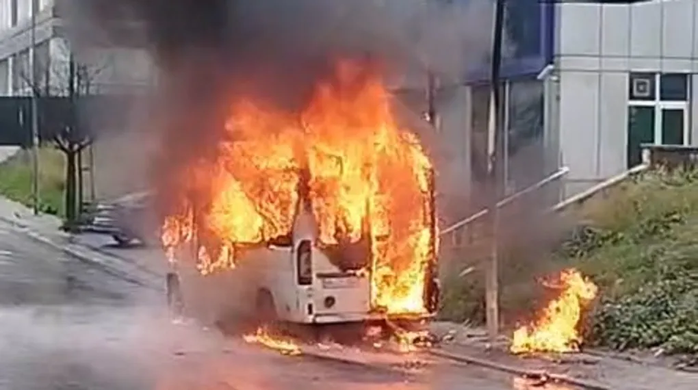 Ümraniye'de servis minibüsü alev alev yandı