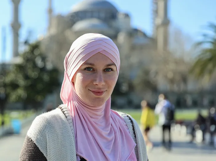 Girmeye çekindiği Sultanahmet Camisi’nde Müslümanlıkla tanışan İngiliz şimdi sosyal medyada İslam’ı anlatıyor