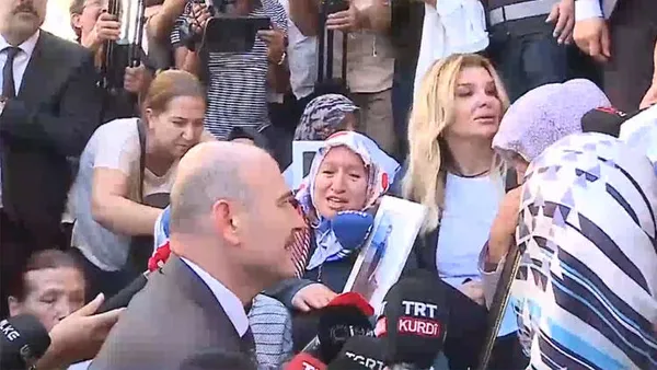 Son dakika: İçişleri Bakanı Soylu Diyarbakır'da evlat nöbeti tutan annelerin yanında - 2